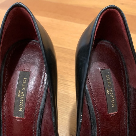 Louis Vuitton leather pumps w/ 4 inch heels - Picture 6 of 6
